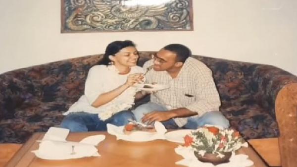 Najwa Shihab Menyuapi sang suami Najwa Shihab Menyuapi sang suami (Foto: Instagram Najwa Shihab)