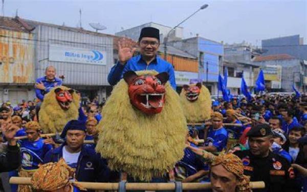 RIDWAN KAMIL SISINGAAN Gubernur Jabar Ridwan Kamil naik Sisingaan. (FOTO: Dok SINDO)