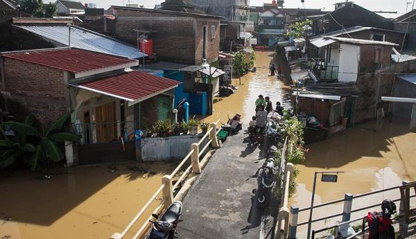Sungai Bengawan Solo Meluap, Permukiman Warga Pucang Sawit Terendam Banjir