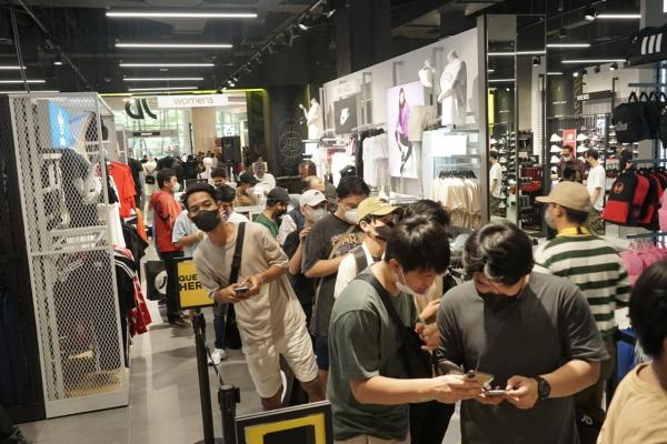 WhatsApp Image 2022 10 21 At 10 42 33 AM Ilustrasi pecinta sneakers berburu di mal. (Foto: istimewa)