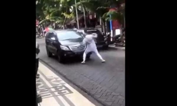 Atlet Mma Ngamuk Di Bali Tangkapan layar atlet MMA Australia, Peter Sale (29) ngamuk mengadang mobil di tengah jalan.