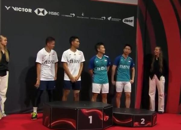 Fajar/Rian dan Marcus/Kevin dibuat bingung MC turnamen karena salah sebut negara usai kedua pasangan bertanding di final Denmark Open 2022, Minggu (23/10/2022). (Foto: Twitter)