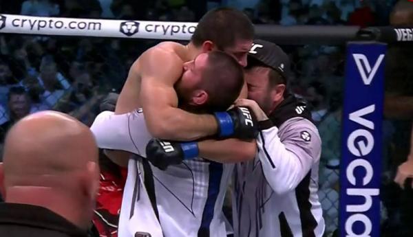 Islam Makhachev juara kelas ringan UFC usai mengalahkan Charles Oliveira (Brasil) dalam pertarungan dua ronde pada UFC 280 (Foto: Ist)