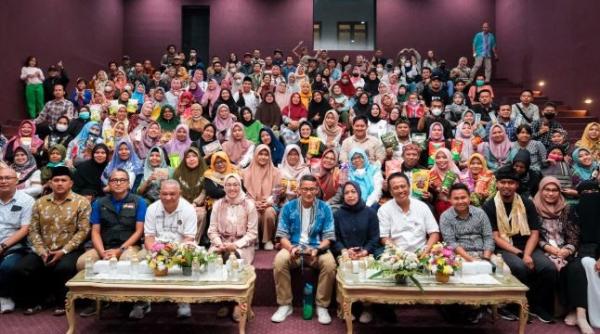 Menparekraf Sandiaga Uno pose bersama peserta pelatihan UMKM. (Foto: MPI)