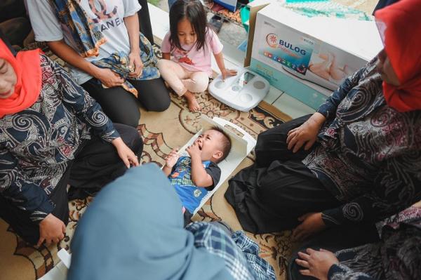 Pelayanan kesehatan gratis untuk masyarakat di Balai Desa Cimenyan, Kecamatan Cimenyan, Kabupaten Bandung, Jawa Barat, Sabtu (22/10/2022). (Foto: dok BULOG)