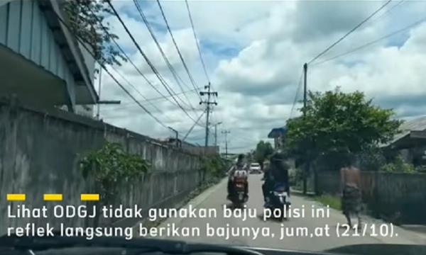 Tangkapan layar polisi lepas seragam untuk menutupi perempuan ODGJ telanjang di jalan. (Foto: Instagram @lantaspolressingkawang)