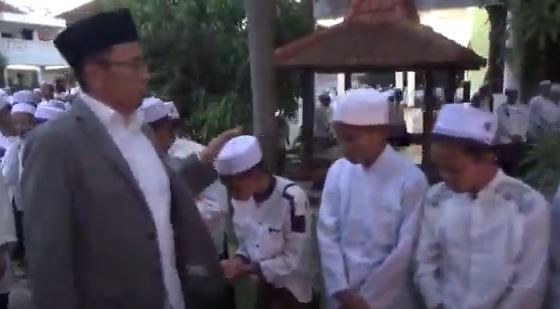 Ketua Harian Nasional DPP Partai Perindo TGB Zainul Majdi disambut antusias ribuan santri Ponpes Darul Ulum, Jombang, Senin (24/10/2022). (Foto: iNews/Mukhtar Bagus) 