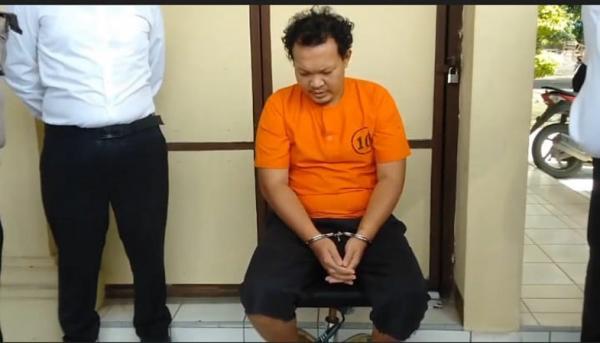 Tersangka pembunuhan anak tiri saat diamankan di Polres Blora. (Heri Purnomo)