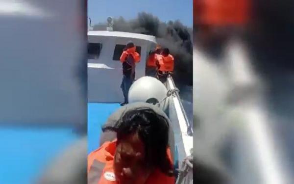 Penumpang Kapal Express Cantika 77 memakai jaket pelampung. (Foto: Tangkapan layar video)