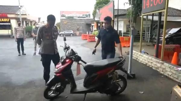 Motor Yamaha Mio merah yang dikendarai pelaku Ical saat beraksi di Jalan Mukodar, Cibeureum, Cimahi. (FOTO: iNews/YUWONO WAHYU)