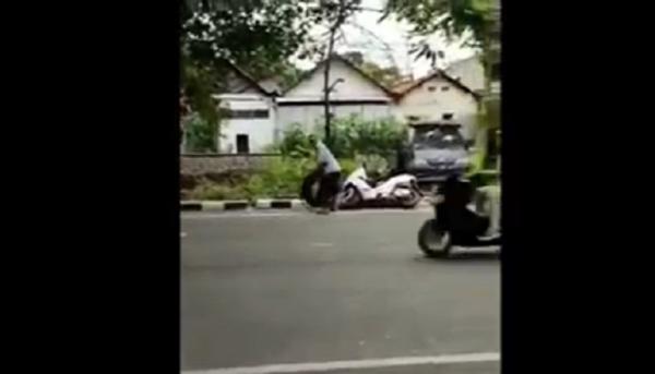 Pelaku saat mengangkat gulungan kabel curian di Surabaya. (istimewa).