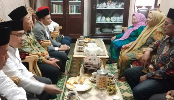 Tgb Zainul Majdi 2  Ketua Harian Nasional DPP Partai Perindo TGB Zainul Majdi bersilaturahmi ke dzuriyyah pendiri NU di Ponpes Bahrul Ulum, Tambak Beras, Jombang, Senin (24/10/2022). (Foto: MPI)