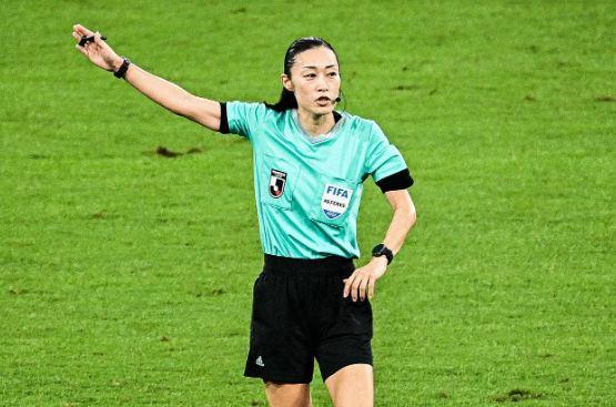Wasit wanita asal Jepang, Yoshimi Yamashita. (Foto: Twitter/@J_League_En)