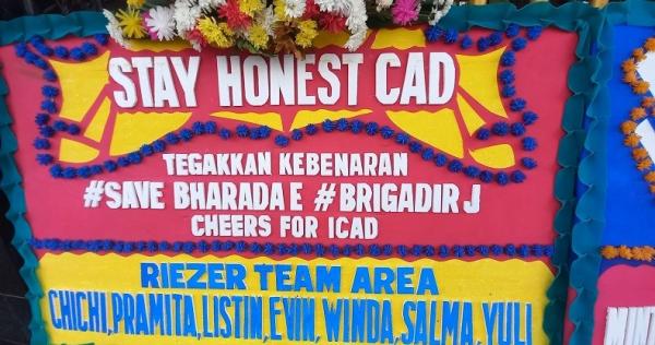 Karangan bunga untuk Bharada E di PN Jakarta Selatan (Achmad Al Fiqri)