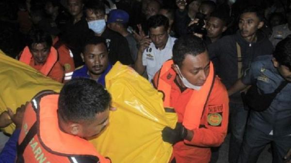 Update Kapal Cantika Terbakar di Kupang NTT : Korban Tewas Bertambah Jadi 17 Orang