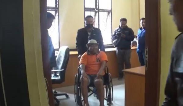 Mantan Anggota DPRD Karo, Martin Luther Sinulingga diamankan di Polres Karo. (Foto: Eka Hetriansyah)
