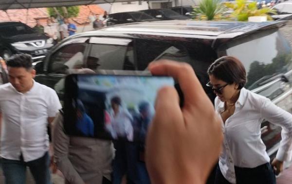 Nikita Mirzani Ditahan Artis Nikita Mirzani saat mendatangi Kantor Kejari Serang, Selasa (25/10/2022). Nikita ditahan selama 20 hari di Rutan Serang terkait kasus pencemaran nama baik. (Foto: MPI/Yogi Sandy)