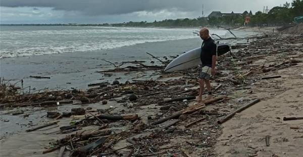 Pantai Kuta Bali Terus Dibanjiri Sampah Kiriman