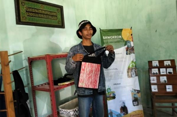 Dikko Andrey Kurniawan menunjukkan salah satu karyanya. (Foto : MPI/erfan erlin)