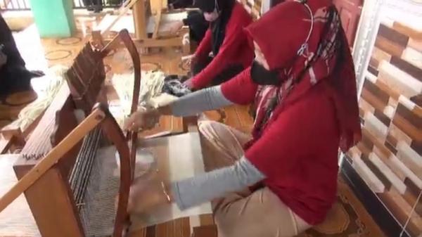 Pekerja menenun benang dari limbah daun nanas. (FOTO: iNews/YUDY HERYAWAN JUANDA)
