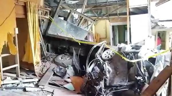 Rumah warga di Bukittinggi, Sumatera Barat rusak parah dihantam truk trailer, Rabu (26/10/2022). (Foto: Agung Sulistyo).
