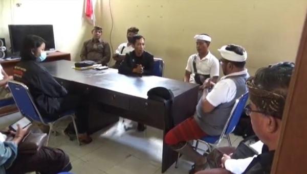 Pecinta hewan meminta maaf di kantor Desa Bedulu. (Foto: iNewsTV/Ketut Catur)