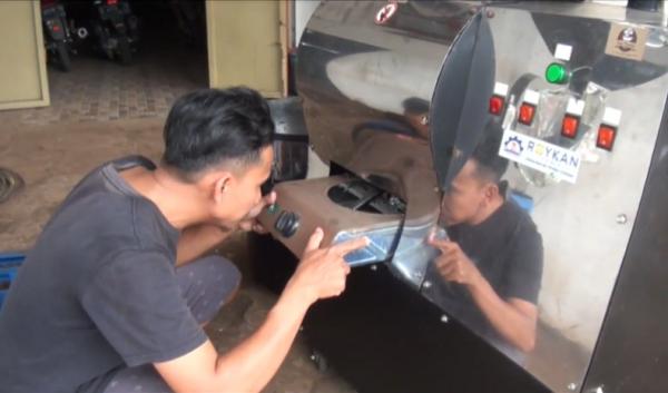 Muhammad Anwar mengecek mesin roasting kopi buatannya, Rabu (26/10/2022). (sholahudin).