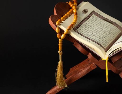 Membaca Surat Yasin 3x di malam Nisfu Syaban merupakan kebiasaan baik para ulama saleh. (Foto: Freepik)