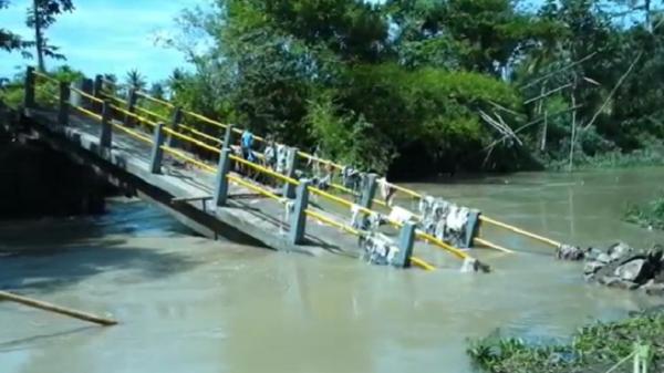 Baru Selesai Dibangun 2 Bulan, Jembatan Antardesa di Loteng Putus Diterjang Arus Sungai
