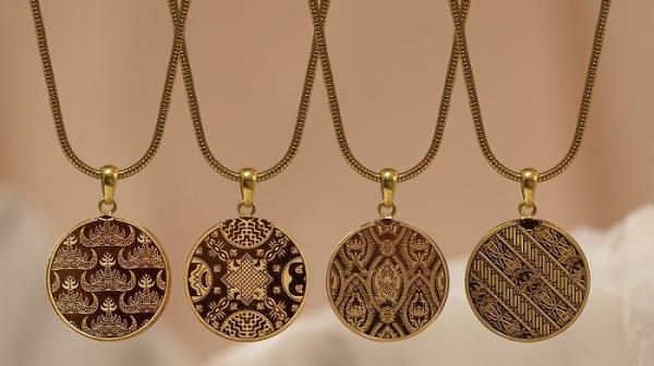Emas Batik Indonesia Antam dalam bentuk liontin Emas Batik Indonesia Antam dalam bentuk liontin