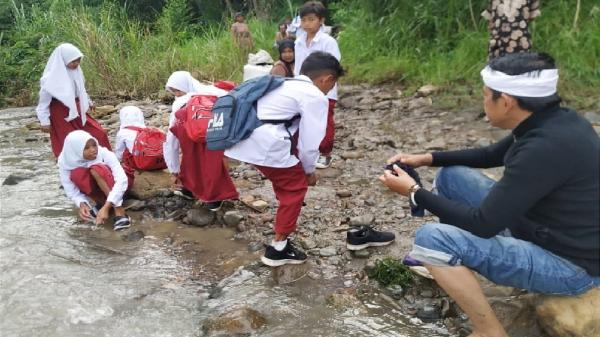 Anak-Anak Cigarukgak Purwakarta Bertaruh Nyawa Seberangi Sungai untuk ke Sekolah 