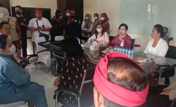 Menteri Pppa Pertemuan Menteri PPPA dengan ibu yang merantai anaknya di Polres Tabanan. (Foto: iNewsTV/Made Argawa)