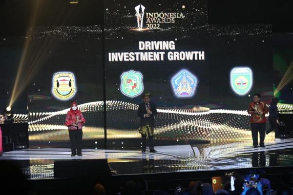 Wali Kota Bandar Lampung bersama peraih penghargaan lainnya di Indonesia Awards 2022. (Foto: dok Pemkot Bandar Lampung)