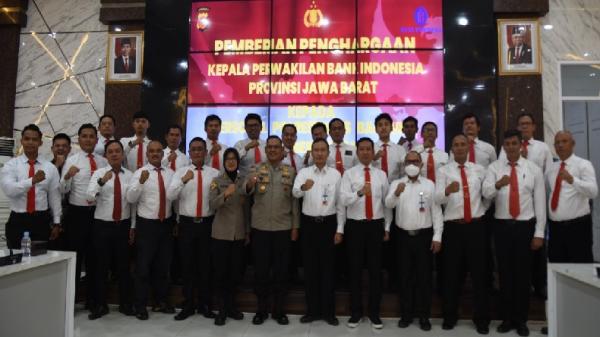 Personel Satres Narkoba Polrestabes Bandung foto bersama seusai menerima penghargaan. (FOTO: Humas Polrestabes Bandung)