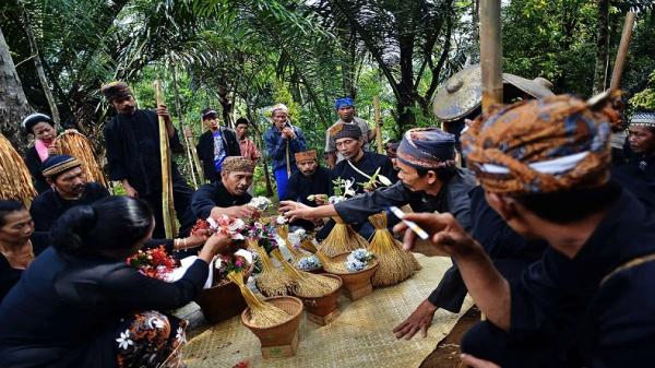BUDAYA SUNDA Masyarakat Sunda menggelar ritual adat Seren Taun sebagai ungkapan rasa syukur atas panen yang melimpah. (FOTO: ISTIMEWA/INFOBUDAYA.NET)