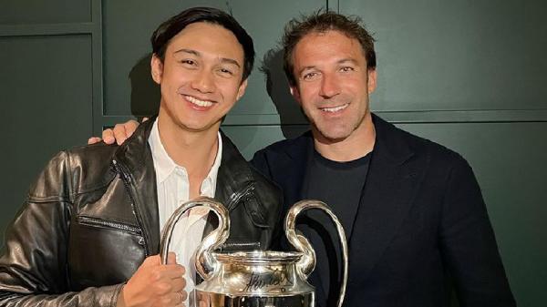 Caesar Hito Caesar Hito berfoto bersama Legenda Alessandro Del Piero (Foto: IG Caesar Hito)