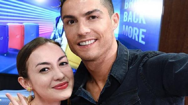 Rianti Cartwright berfoto bersama Cristiano Ronald Rianti Cartwright berfoto bersama Cristiano Ronaldo (Foto: IG Rianti Cartwright)
