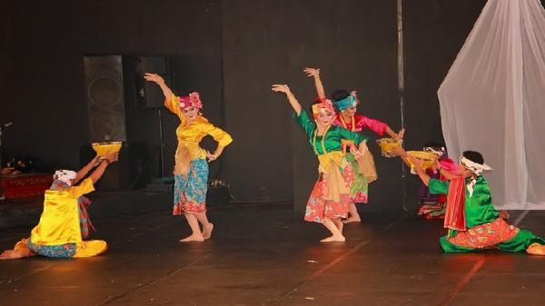 SUNDA MENARI Pemuda dan gadis Sunda membawakan tarian. (FOTO: ISTIMEWA)