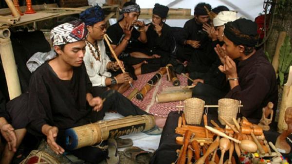 SUNDA MUSIK Pemuda Sunda memainkan alat musik dari bambu. (FOTO: ISTIMEWA/infobudaya.net)