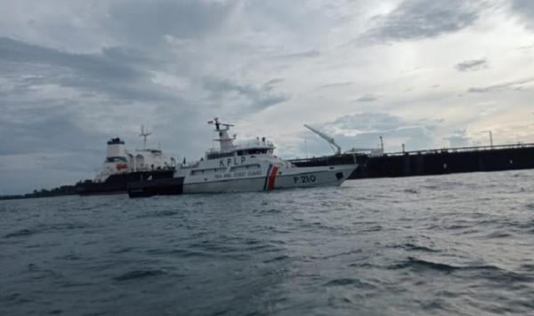 Kplp 210 Kapal KNP Rantos P-210 dikerahkan menuju lokasi kapal tanker MT Young kandas. (Foto: Ist)