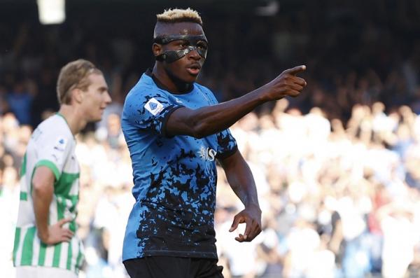 Striker Napoli, Victor Osimhen merayakan gol ke gawang Sassuolo dalam laga Liga Italia di Stadion Diego Armando Maradona, Sabtu (29/10/2022). (Foto: REUTERS)