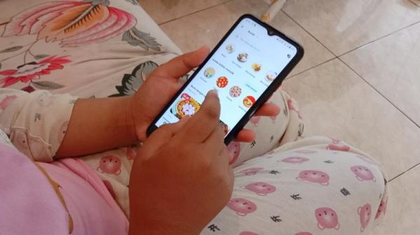 Konsumen memesan makanan melalui aplikasi Gofood. (Foto: Arif Budianto)