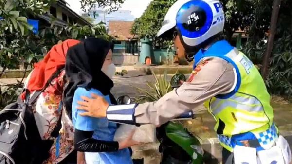 Viral, Polantas di Cimahi Cegat Pelangar Bukan untuk Ditilang tapi Diberi Beras