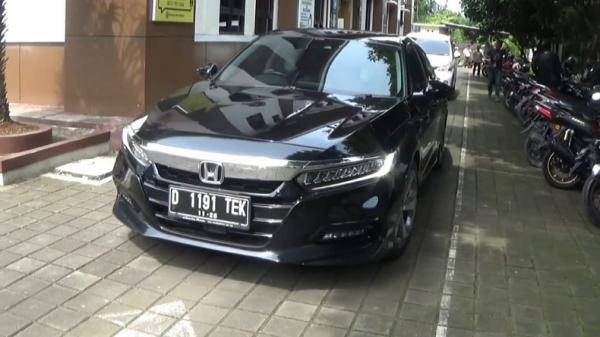 Mobil Honda Accord hitam yang digunakan Bupati Purwakarta Anne Ratna Mustika. (FOTO: iNews/IRWAN)