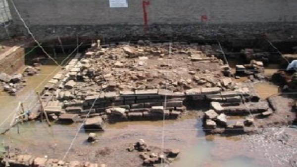 Candi Bojongmenje di Desa Cangkuang, Rancaekek, Kabupaten Bandung saat dilakukan penggalian tidak lama setelah ditemukan pada 2002. (FOTO: disparbud.jabarprov.go.id)
