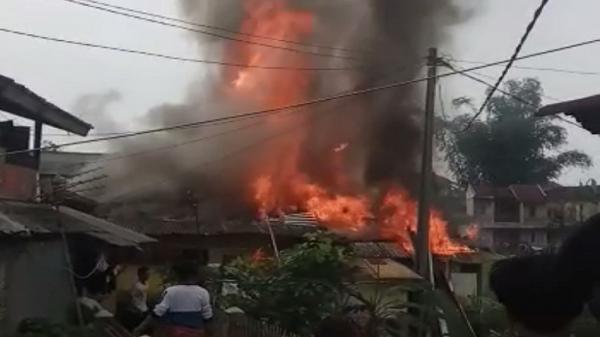 Percikan Kwh Sambar 2 Rumah lalu Terbakar di Gadog Cianjur, Pemilik Rugi Rp250 Juta