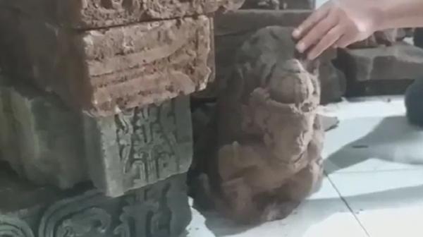 Batu relief dan arca yang ditemukan di sekitar bangunan candi. (Jaka Samudra).