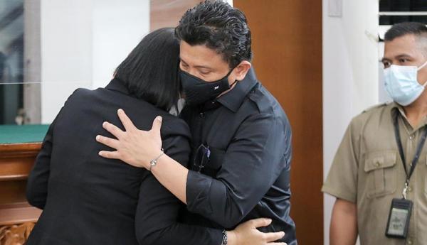 Ferdy Sambo dan Putri Candrawathi berpelukan jelang sidang. (Foto: Antara)