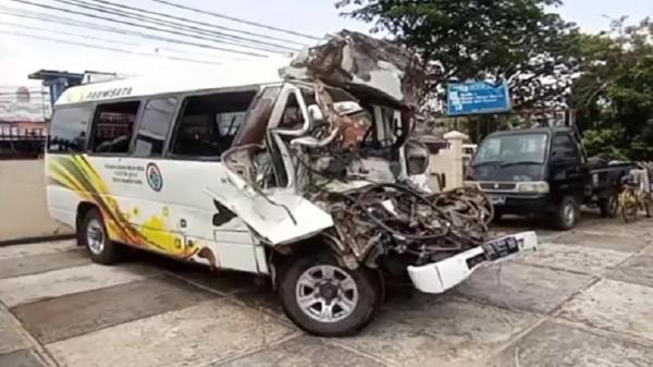 Penampakan Minibus Rombongan Umrah Kecelakaan di Banjar, Bagian Depan Ringsek Jepit Korban