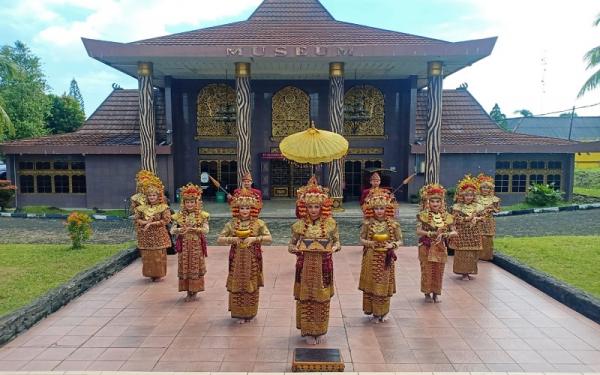Tari Gending Sriwijaya dengan satu penari utama di bagian depan membawa tepak. (Foto: giwang.sumselprov)